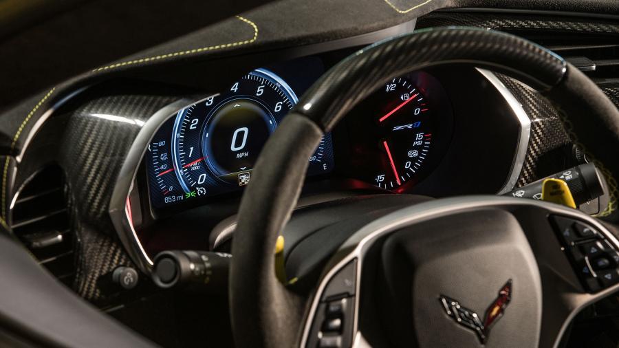 Панель приборов Chevrolet Corvette ZR1 (C7) 2018 года  (фото 59 из 67)
